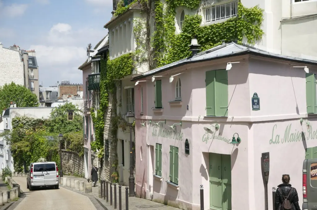 モンマルトルは芸術家が愛しアメリなどの映画の舞台地にもなった観光地